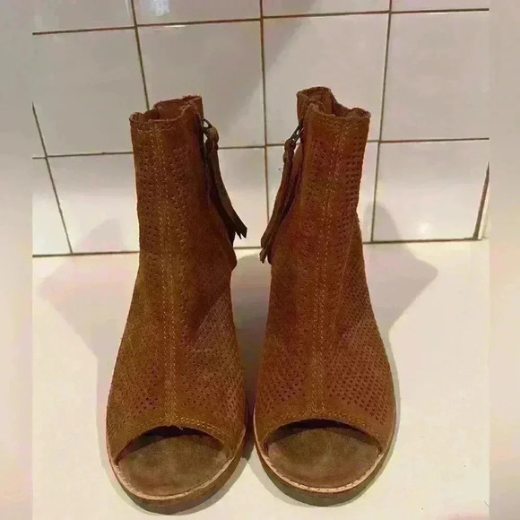Tom’s Brown perforated Majorca tan suede peep toe Bootie- Size 6.5- EUC - Picture 2 of 5